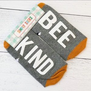 🌺 Simply Southern, “Bee Kind” Simply Socks